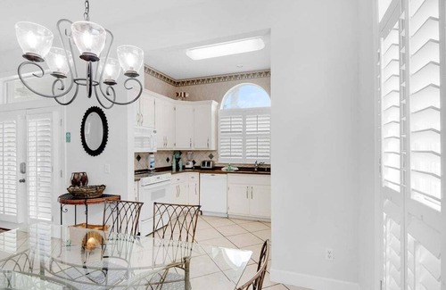 Avalon Beach Estates House | Private Beach Access + Beach Chair Setup Included ~ Coastal Cottage at Maravilla