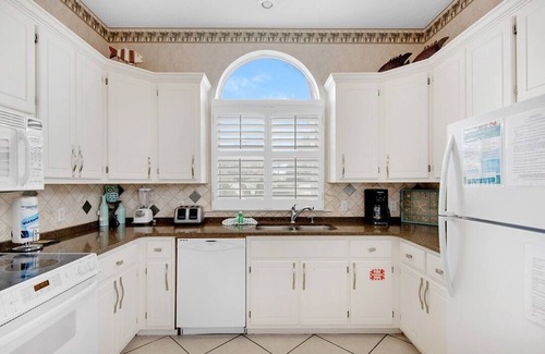Avalon Beach Estates House | Private Beach Access + Beach Chair Setup Included ~ Coastal Cottage at Maravilla