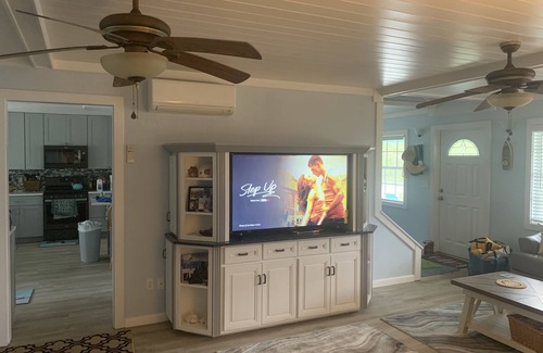 Green Turtle Estates House | Private Beach, Sleeps 10, Hot Tub In Deck, Centrally Located , generator WiFi