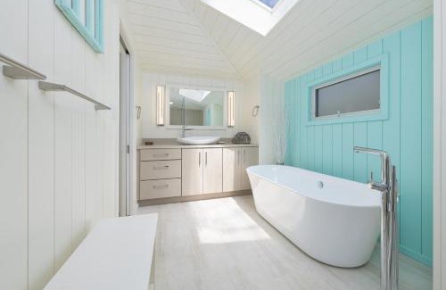Covert House | Private beach- sleeps 14 with stunning views!