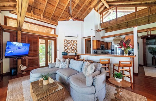 Palmetto Bay House | Private Beachfront Bungalow – Gated Community, Prime Roatán Location Awaits!
