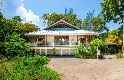 Palmetto Bay House | Private Beachfront Bungalow – Gated Community, Prime Roatán Location Awaits!