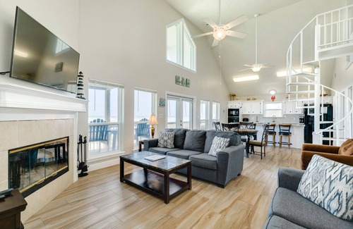 Galveston House | Private Beachfront Home w/Open Plan - Steps from Sand & Surf