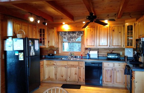 Boone Cabin | PRIVATE CABIN IN A GATED COMMUNITY, Downtown Boone 5 Minutes