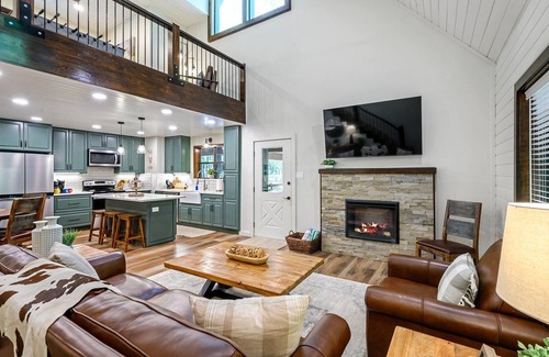 Broken Bow Cabin | Private Cabin on 4 acres + Near Attractions + Private Oversized Porch + Hot Tub