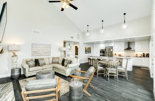 Isla Del Sol House | Private Canal Home w/2 Living Areas, Easy Bay Access & POOL