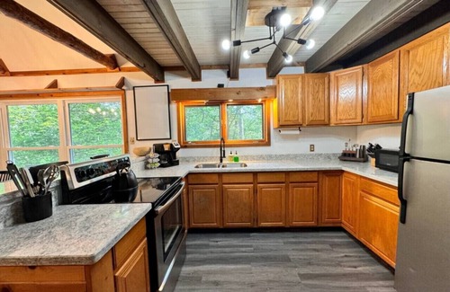 Danbury House | Private Chalet, 3 Queen beds on Trails in Voyager