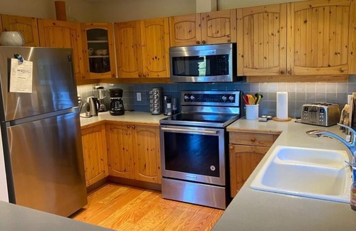 Blueberry Hill Ski Chalet | Private Chalet with amazing view and hot tub-20min walk to Whistler Village.
