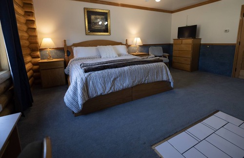 Hot Springs Cabin | Private Chamber in Rustic Cabin - Room 227