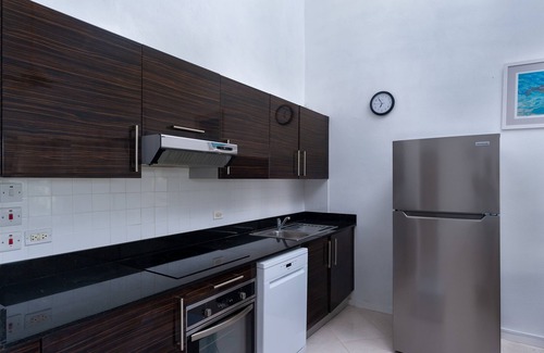 Weston Apartment | Private Condo, Sea View & Walk To The Beach!