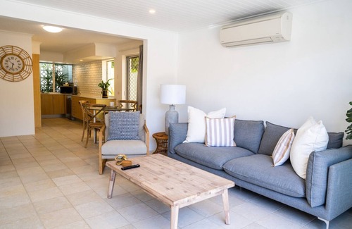 Noosa Heads Apartment | PRIVATE COURTYARD - PETS - LOCATION - AIR CON