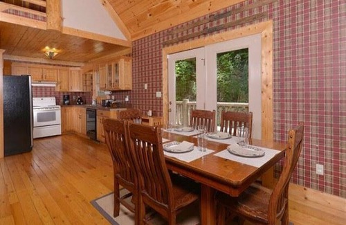 Wears Valley Cabin | "Private Creek Cabin" - Great Location - Easy Access