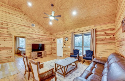 Waelder House | Private Deck and Forest Setting Waelder Cabin!