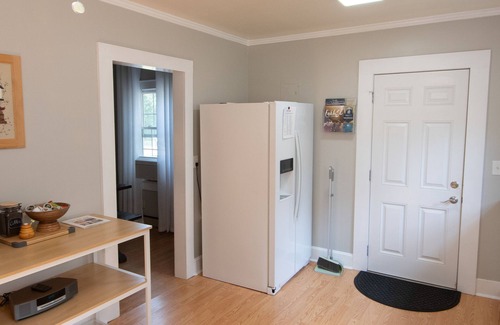 Anderson Cottage | Private Deck + Yard - Sleep Number Bed for comfortable stay 💕