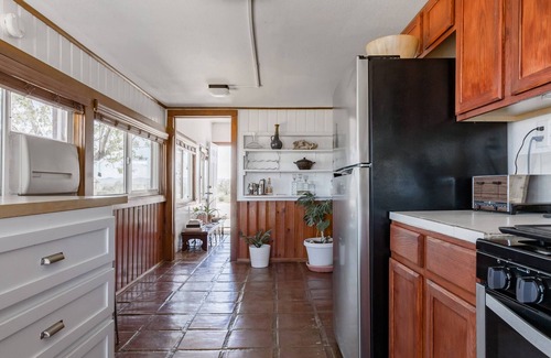 Yucca Valley Cottage | Private desert cabin with hot tub & breathtaking views near Joshua Tree. Relax under starry skies, cook in the spacious kitchen, or explore nearby Pioneertown, La Copine, and endless desert trails.