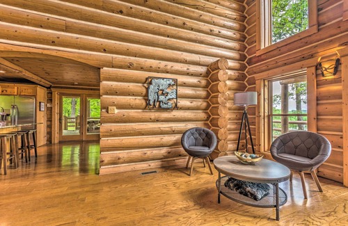 Mid America Cabin | Private Dock & Slip: Lake Hamilton Hideaway!