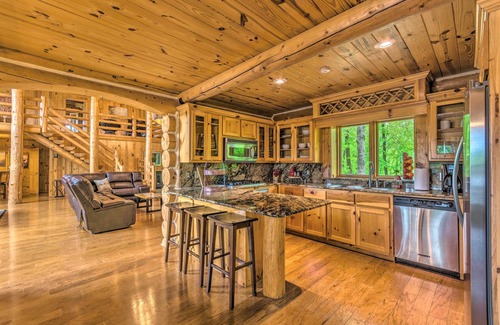 Mid America Cabin | Private Dock & Slip: Lake Hamilton Hideaway!