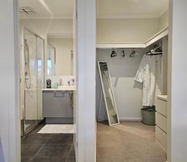 Melbourne House | Private Ensuite - Homestay near the Airport