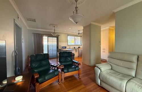 Bentleigh House | Private Ensuite Room| Walk-In Robe | 1min to Train