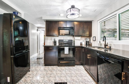 New Port Richey House | Private Fenced Backyard Oasis w/Pool, Firepit & Patio-3 King Beds & 3 Full Bath