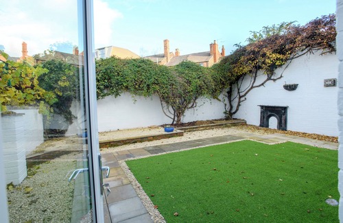 Lincoln House | private garden city center 1 bed en-suite room king sized bed free wifi