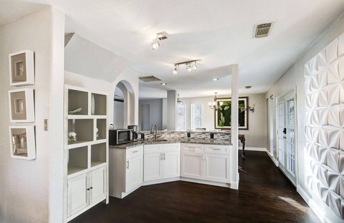 Northside House | Private Gated Estate | Hot tub | Mini Golf | Theatre | Games