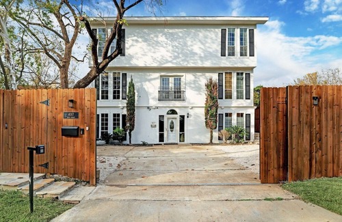 Northside House | Private Gated Estate | Hot tub | Mini Golf | Theatre | Games