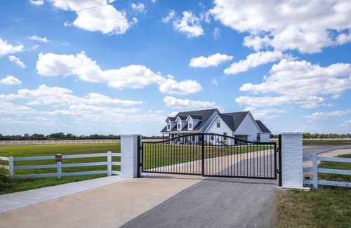 Lockhart House | Private gated modern farmhouse in the BBQ capitol of Texas!