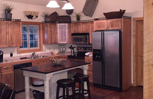 Sapphire Cottage | Private Getaway on Hogback Creek