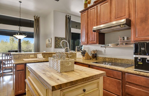 Cave Creek House | Private getaway,sleeps 21,pool, 2 jacuzzis, Teppanyaki grill,BBQ,covered patio+