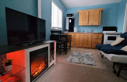 Port Alberni House | Private Guest Suite with Hot Tub - Close to Trails