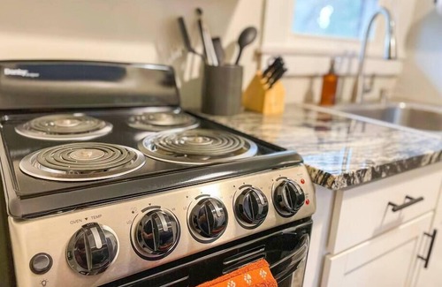 Martinsville House | Private Guesthouse w/Kitchen - Minutes from Uptown