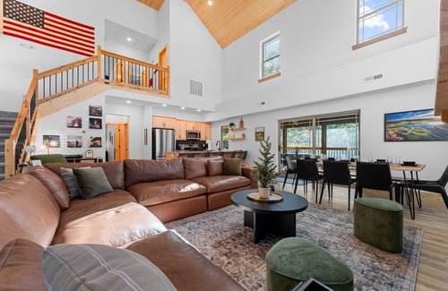 Hollister House | Private Hot Tub-Cmty Indoor & Outdoor Pools-Free Attraction Tickets-Close to Table Rock