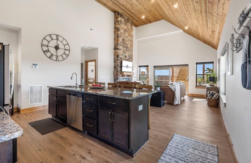 Table Rock House | Private Hot Tub-Free Attraction Tickets-Lake Lookout-Community Indoor & Outdoor Pools