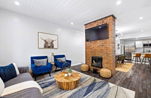 Pittsburgh Apartment | Private Hot Tub | King beds | 1 Block from Butler!
