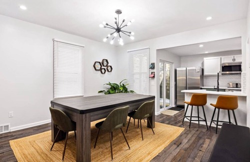 Pittsburgh Apartment | Private Hot Tub | King beds | 1 Block from Butler!
