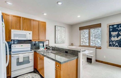 The Highlands House | Private Hot Tub, MountainScape Chalet! Paradise!