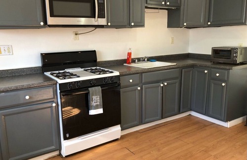 Perth Amboy Apartment | Private house with 3 bedrooms and 1 bathroom and free parking convenient to NYC Manhattan bus and train