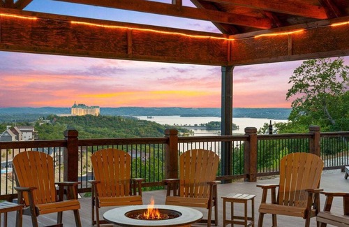 Branson House | Private Indoor Pool-Basketball Court-Free Tickets-Hot Tub-Games-Sleeps 52-Staycation w Lake Views