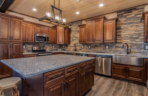 Downtown Branson Cabin | Private Indoor Pool & Indoor Basketball Court-Arcade Games-Sleeps 50-Free Tickets-FantasticViews