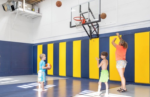 Downtown Branson Cabin | Private Indoor Pool & Indoor Basketball Court-Arcade Games-Sleeps 50-Free Tickets-FantasticViews