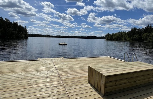 Ramkvilla Cottage | Private lake access + pier Garden sauna Secluded location Natural grounds Fireplace bedroom