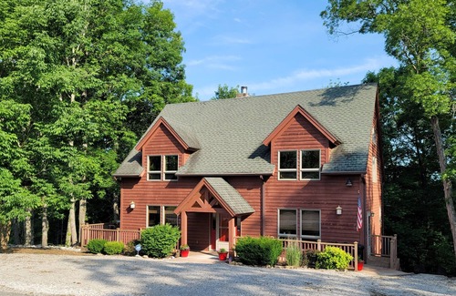 Monticello House | Private Lake Cumberland Lodge with Breathtaking Views, Sleeps 20+