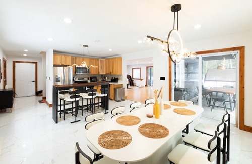 Woodbourne House | Private Lakeside Paradise - Pool/2Hot tub/Sauna/RV/Pickleball/Basketball