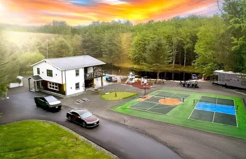 Woodbourne House | Private Lakeside Paradise - Pool/2Hot tub/Sauna/RV/Pickleball/Basketball