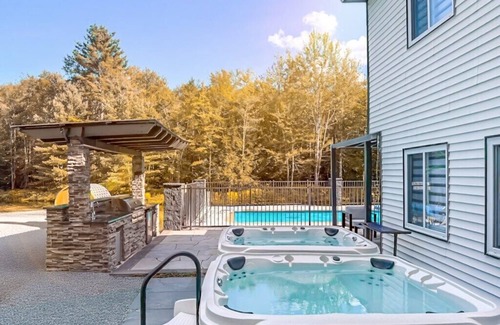 Woodbourne House | Private Lakeside Paradise - Pool/2Hot tub/Sauna/RV/Pickleball/Basketball