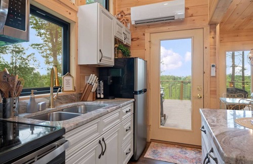 Campton Apartment | Private Lux Getaway/Hot-Tub/Net Loft - Birdhouse