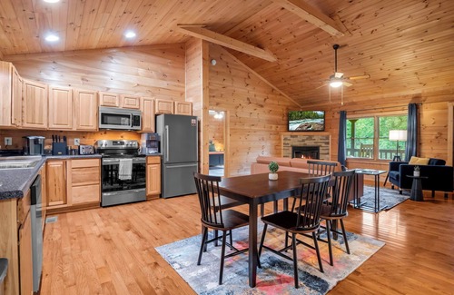 Vein Mountain Cabin | Private Mountain Cabin w/Hot Tub, Trails & Cozy Firepit