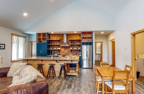 Golden Cabin | Private mountainside cabin in the woods. 2 acre parcel & beautiful outdoor space