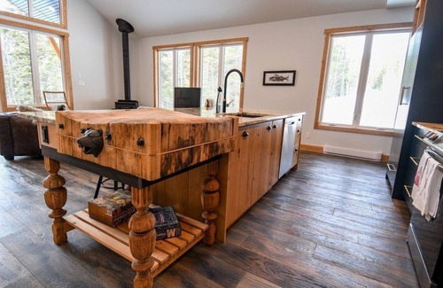 Golden Cabin | Private mountainside cabin in the woods. 2 acre parcel & beautiful outdoor space